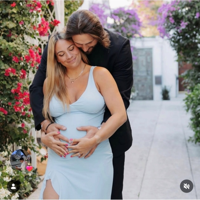 라이언 와이스 부부가 첫 아이 임신 사실을 SNS를 통해 공개했다. /사진=헤일리 와이스 공식 SNS 갈무리