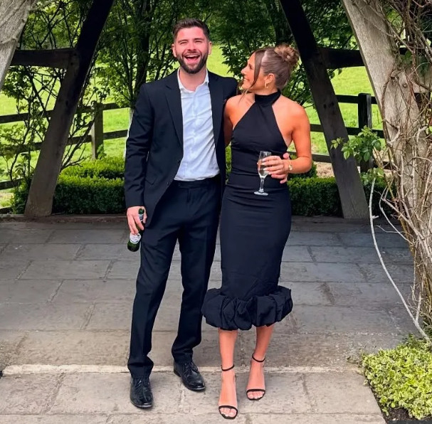 톰 개럿(왼쪽)과 올리비아 부자글로. /사진=더선 갈무리