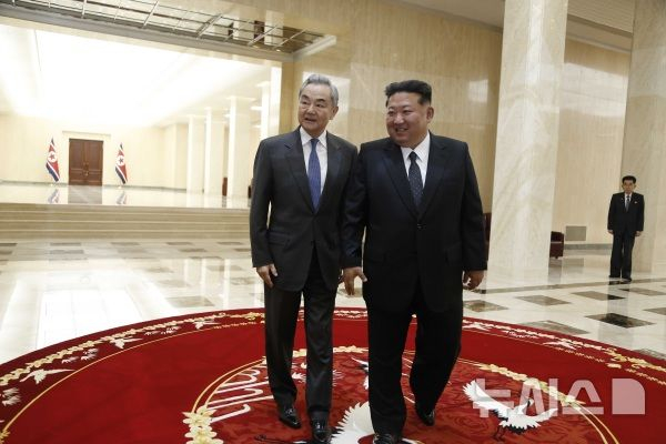 김정은 북한 국무위원장은 10일 평양 노동당 중앙총부에서 북한을 방문 중인 왕이 중국 공산당 중앙정치국 위원 겸 외교부장과 접견했다고 중국 관영 신화통신이 보도했다./사진제공=뉴시스(중국 외교부 홈페이지 갈무리)