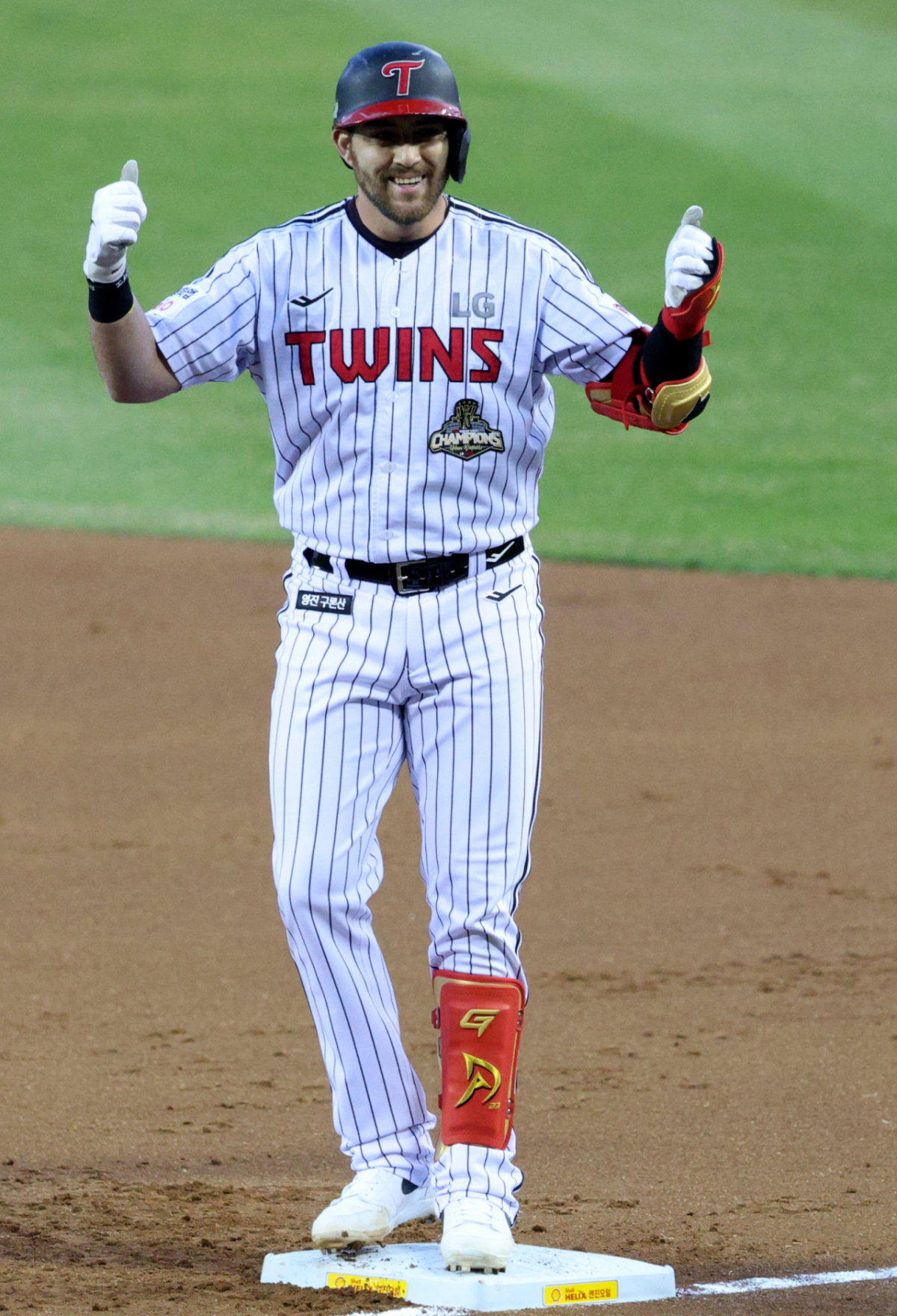 LG 트윈스 오스틴 딘이 지난 1일 KIA 타이거즈와 홈경기에서 1회말 안타를 날리고 기뻐하고 있다. /사진=김진경 대기자