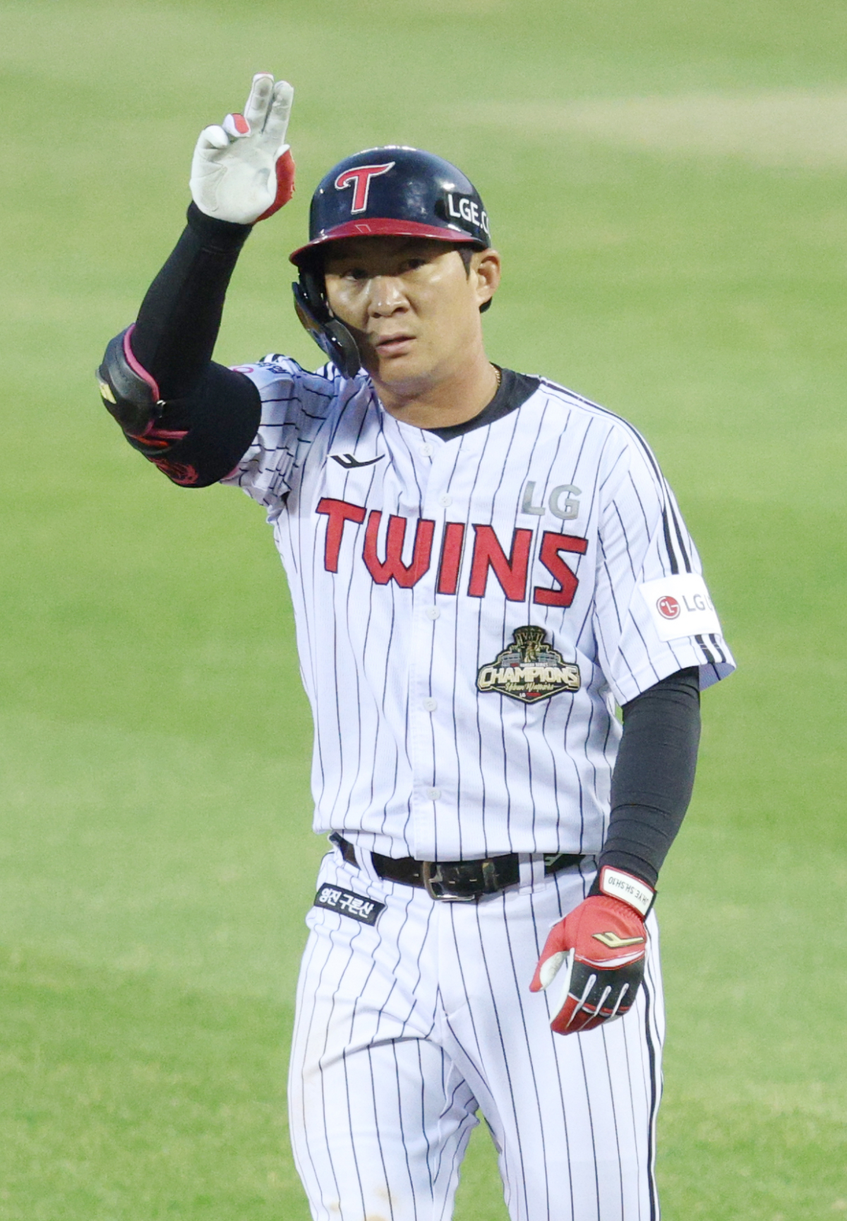 LG 오지환이 안타를 날리고 세리머니를 하고 있다. /사진=김진경 대기자