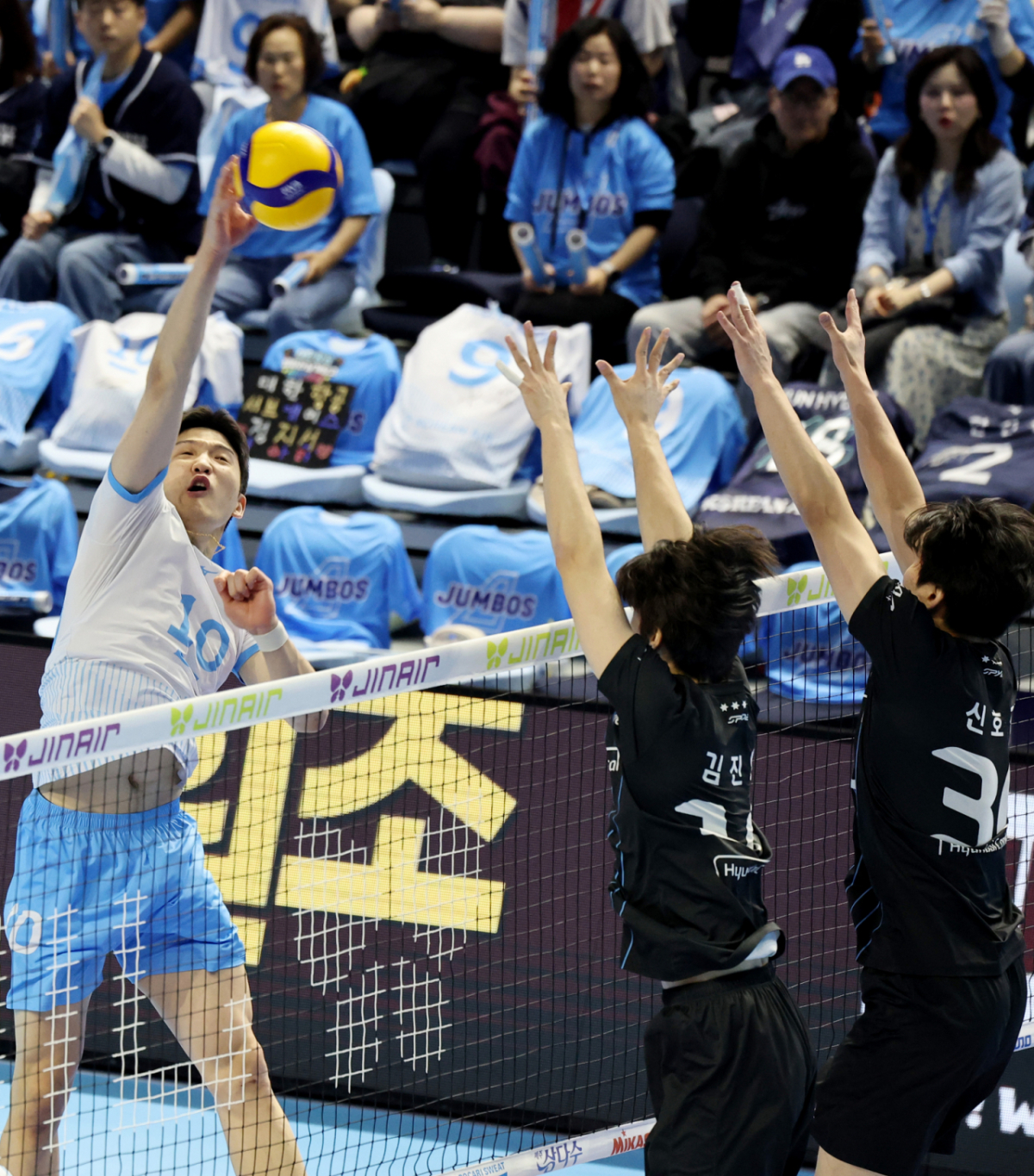 대한항공 정지석이 10일 인천 계양체육관에서 열린 진에어  2025-2026 V리그 챔피언결정전 대한항공과 현대캐피탈 5차전  에서 블로킹 터치아웃을 시도하고 있다. /사진=강영조 선임기자