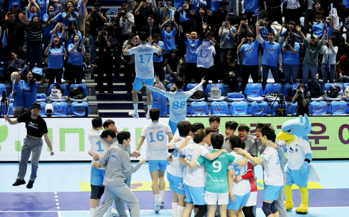 정지석과 대한항공 선수들이 10일 인천 계양체육관에서 열린 진에어  2025-2026 V리그 챔피언결정전 대한항공과 현대캐피탈 5차전에서 승리하며 우승한 후 환호하고 있다.  /사진=강영조 선임기자