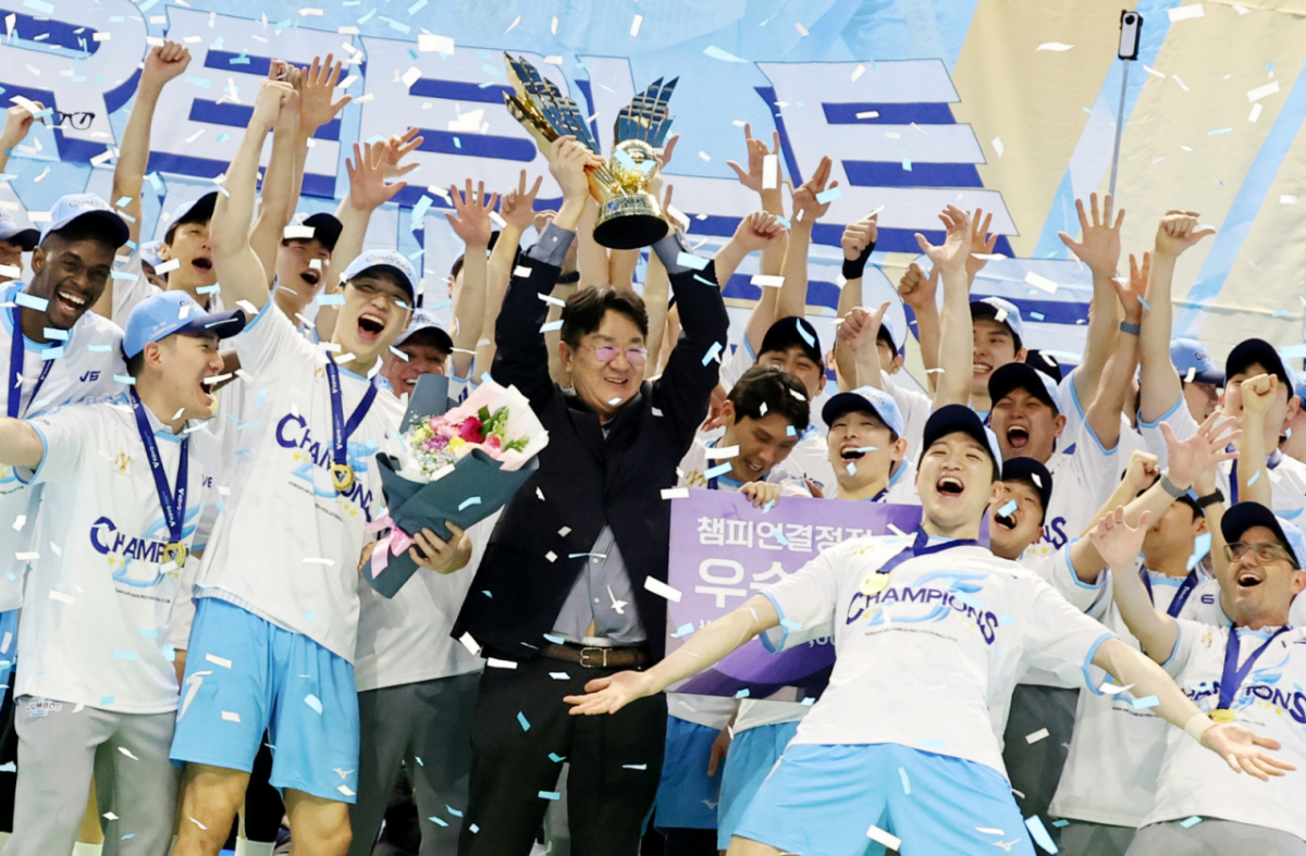 조원태 대한항공 구단주이자 KOVO 총재와 대한항공 선수들이 10일 인천 계양체육관에서 열린 진에어  2025-2026 V리그 챔피언결정전 대한항공과 현대캐피탈 5차전에서 승리하며 우승한 후 트로피세리머니를 펼치며 자축하고 있다.  /사진=강영조 선임기자