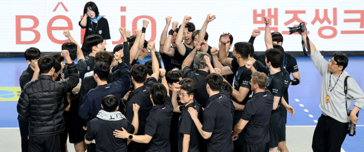 현대캐피탈 선수들이 8일 천안 유관순체육관에서 열린 진에어  2025-2026 V리그 챔피언결정전 대한항공과 현대캐피탈 4차전에서 3-0 셧아웃 승리를 자축하고 있다. /사진=강영조 선임기자