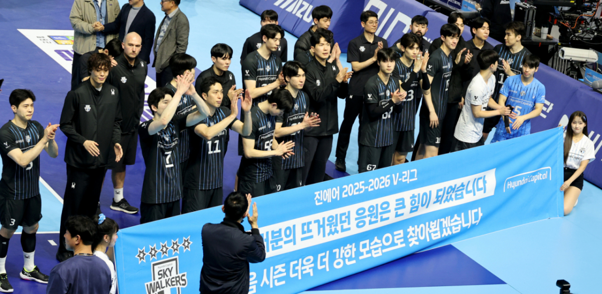 현대캐피탈 선수들이 10일 인천 계양체육관에서 열린 진에어  2025-2026 V리그 챔피언결정전 대한항공과 현대캐피탈 5차전에서 패하며 준우승을 한 후 응원해준 팬들에게 인사를 하고 있다. /사진=강영조 선임기자