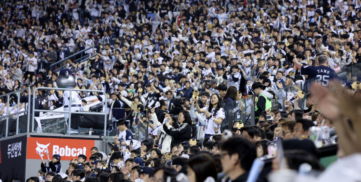 20260403HHOB020262026 신한 SOL KBO리그 두산 베어스 대 한화 이글스 경기가 3일 서울 잠실야구장에서 열렸다.  구장을 가득 메운 야구팬들이 응원을 하며 명승부를 관전하고 있다. /사진=김진경 대기자