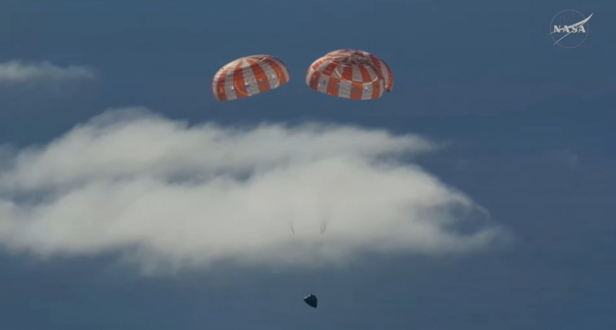 11일 오전 9시 6분경 주 낙하산이 전개된 모습 /사진=NASA 생중계 