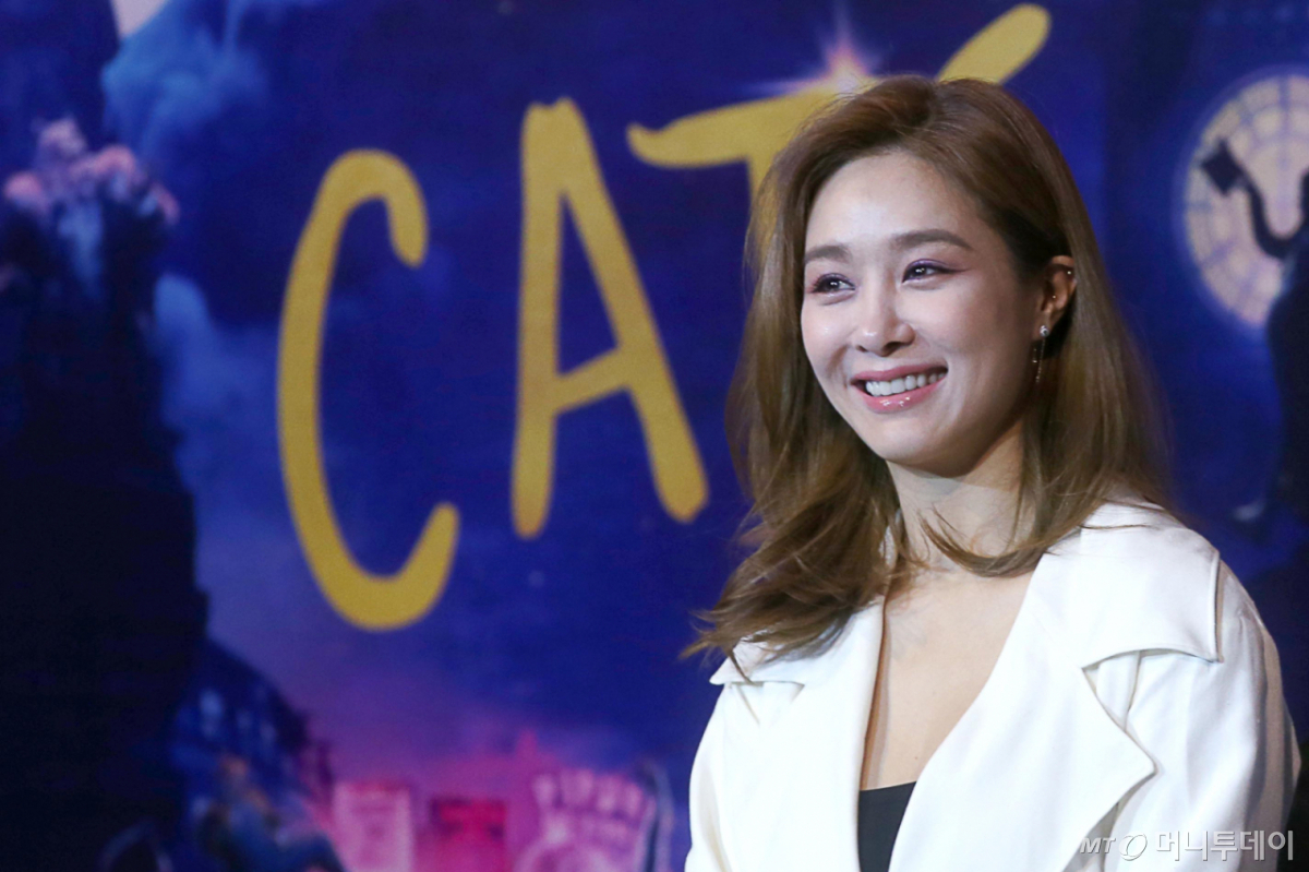 가수 겸 배우 옥주현이 23일 오후 서울 CGV용산아이파크몰에서 열린 영화 '캣츠' 내한 기자간담회에 참석해 취재진의 질문을 듣고 있다.