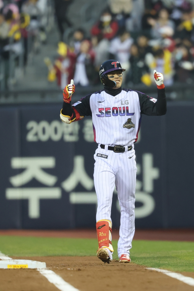 안타로 출루한 천성호가 기뻐하고 있다. /사진=LG 트윈스 제공