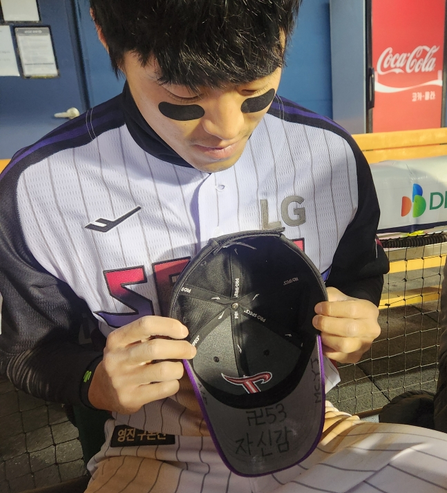 득점에 성공한 천성호(가운데)가 더그아웃에서 동료들의 환영을 받고 있다. /사진=LG 트윈스 제공