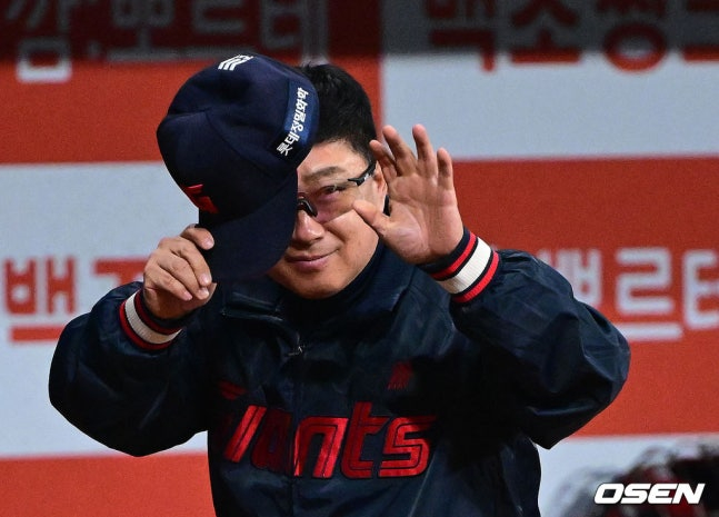 인사하는 김태형 감독.