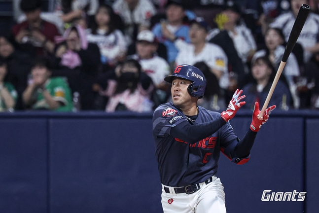 9회 선두타자로 나서 안타로 출루한 전준우. /사진=롯데 자이언츠