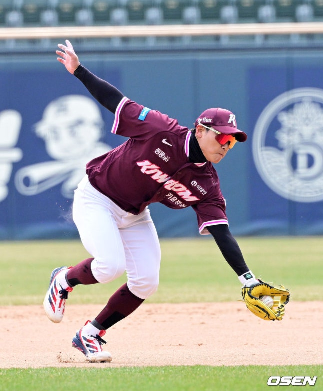 수비하는 김태진.