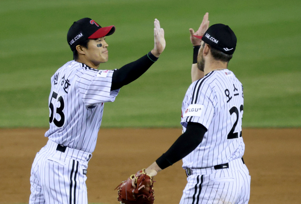 2026 신한 SOL KBO리그 LG 트윈스 대 KIA 타이거즈 경기가 2일 서울 잠실야구장에서 열렸다.  LG 천성호가 2-1 승리 후 오스틴과 기쁨을 나누고 있다. /사진=김진경 대기자