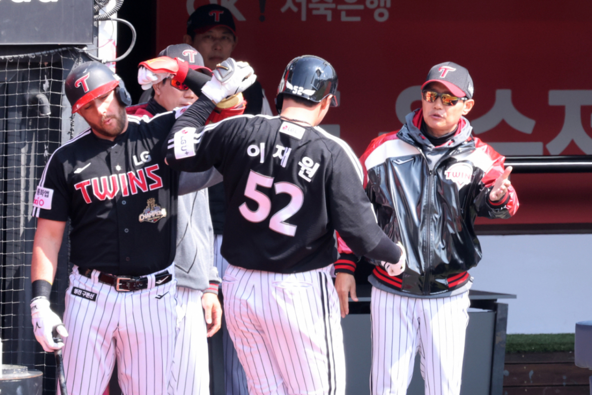 LG 1번타자 이재원이 17일 KT위즈파크에서 열린 2026 프로야구 시범경기 KT위즈와 LG트윈스 경기 1회초 선두타자로 나와 오원석을 상대로 선제 솔로홈런을 터트린 후 염경엽 감독의 축하를 받고 있다. 2026.03.17. /사진=강영조 선임기자