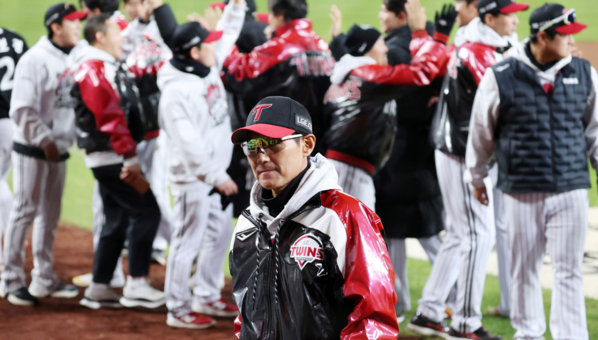 LG 염경엽 감독이 지난해 10월 30일 대전한화생명볼파크에서 열린 2025 KBO리그 한화이글스와 LG트윈스의 한국시리즈4차전에서 승리한 후 그라운드를 나서고 있다.   2025.10.30.   LG 염경엽 감독이 30일 대전한화생명볼파크에서 열린 2025KBO리그 한화이글스와 LG트윈스의 한국시리즈4차전에서 승리한 후 그라운드를 나서고 있다.   2025.10.30. /사진=강영조 선임기자