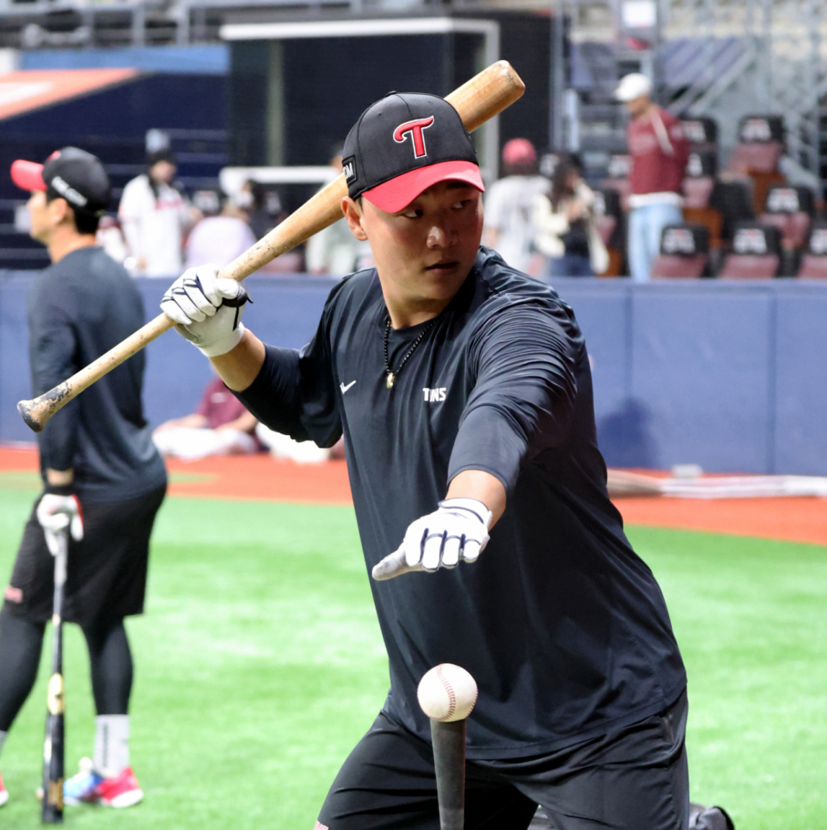 '잠실빅보이' 이재원이 4일 고척스카이돔에서 열린 2026KBO리그 키움히어로즈와 LG트윈스 경기를 앞두고 타격훈련을 하고 있다. /사진=강영조 선임기자