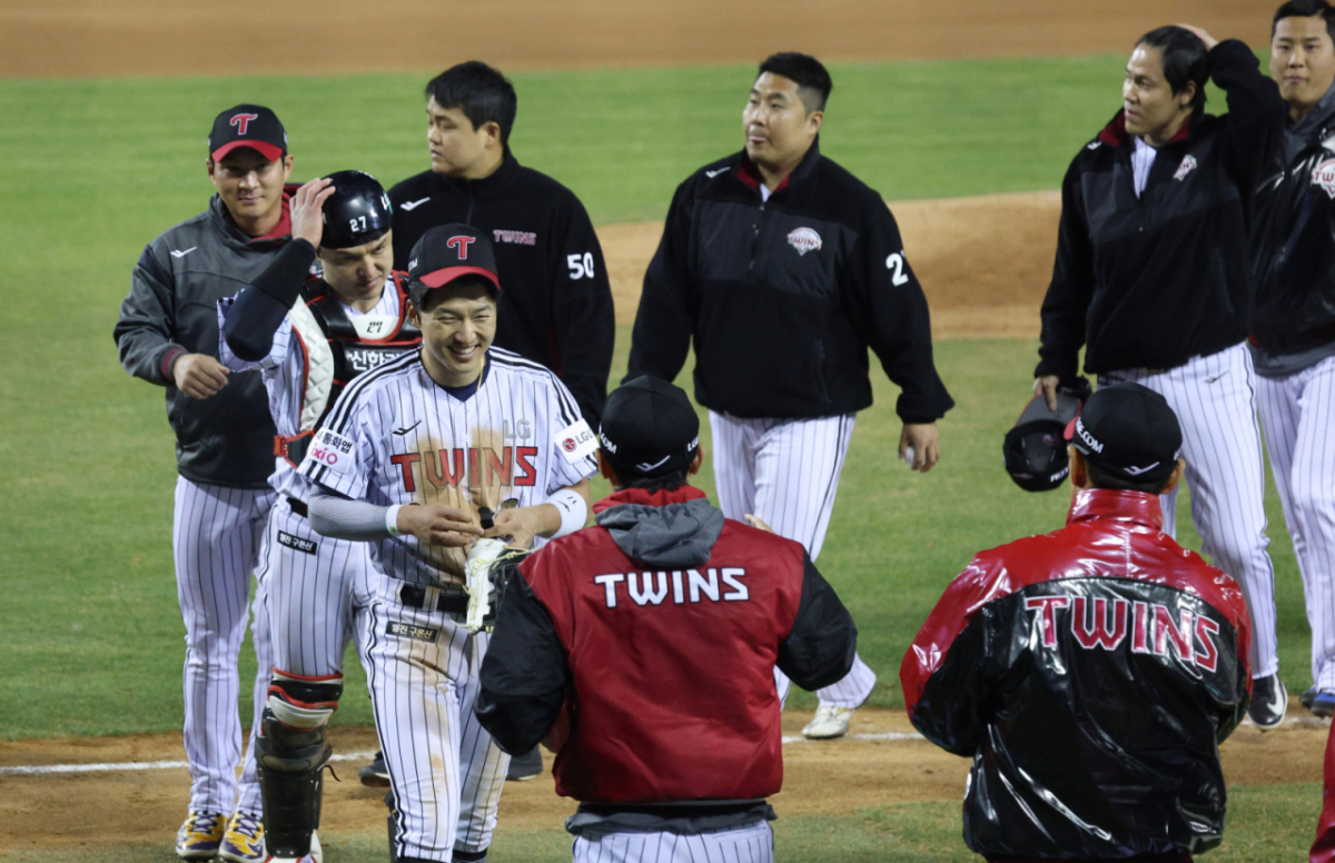 LG 염경엽 감독(가운데 TWINS 점퍼)이 승리 후 선수들을 반기고 있다. /사진=김진경 대기자