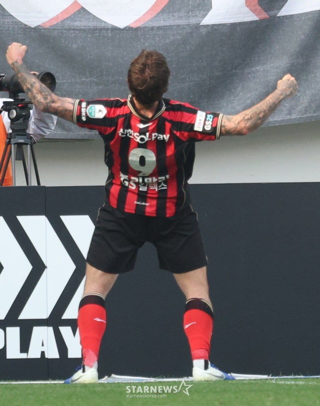 김기동(왼쪽) 감독과 정정용 감독. /사진=김진경 대기자