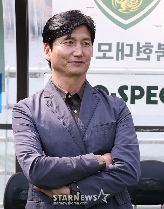 볼을 잡는 송범근(가운데) 골키퍼. /사진=김진경 대기자