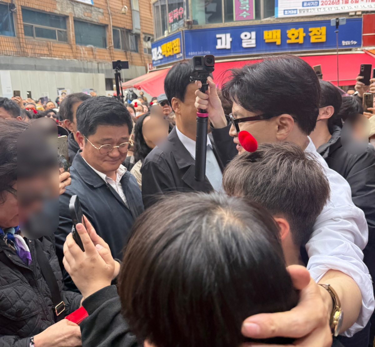 한동훈 전 국민의힘 대표가 경기 수원 팔달시장에서 시민들과 만나고 있다. /사진=머니투데이
