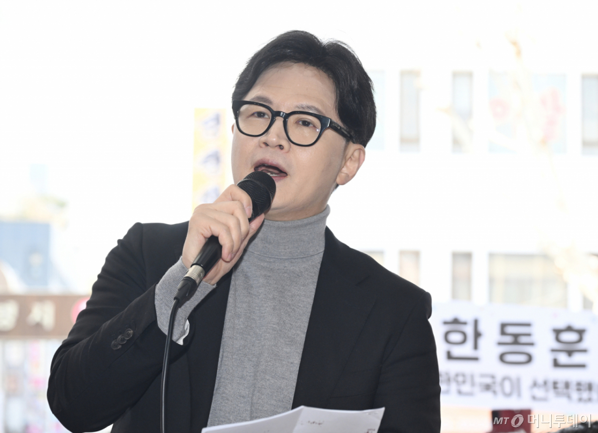 [서울=뉴시스] 정병혁 기자 = 한동훈 전 국민의힘 대표가 22일 서울 동대문구 경동시장을 찾아 연설하고 있다. (공동취재) 2026.03.22. photo@newsis.com /사진=
