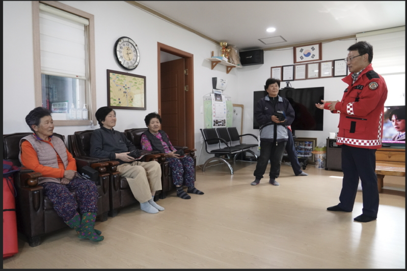 박은식 산림청장이 11일 충남 공주 사곡면 마을회관을 방문, 산불예방을 위한 지역 주민들의 협조를 당부 하고 있다./사진제공=산림청