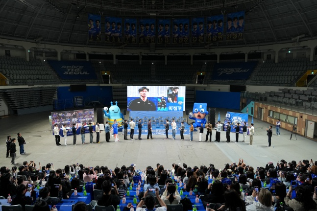 우리카드 배구단이 11일 오후 서울 장충체육관에서 열린 2026년 팬미팅에서 팬들 앞에 박철우 감독 선임 사실을 선공개하고 있다. /사진=우리카드 배구단 제공