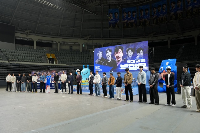 우리카드 선수단이 11일 오후 서울 장충체육관에서 열린 2026년 팬미팅에 참석했다. /사진=우리카드 배구단 제공