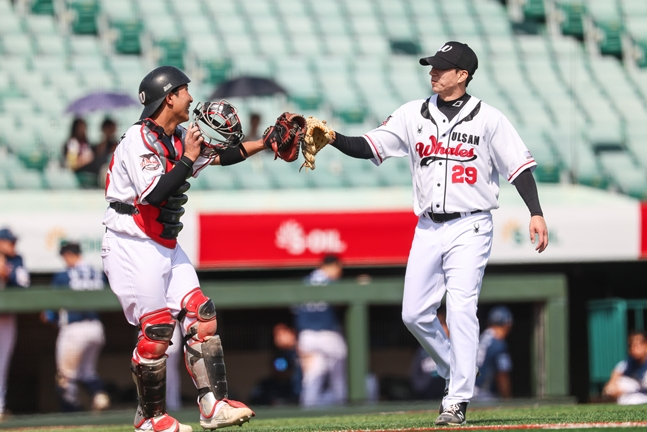 포수 박제범(왼쪽)과 고효준. /사진=울산 웨일즈