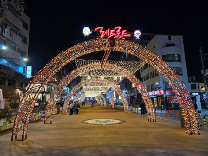 지난 7일 밤 9시 젊은이들의 성지 홍대 레드로드 거리가 텅 비었다. 문을 닫은 점포들도 눈에 띄었다. /사진=이병권 기자