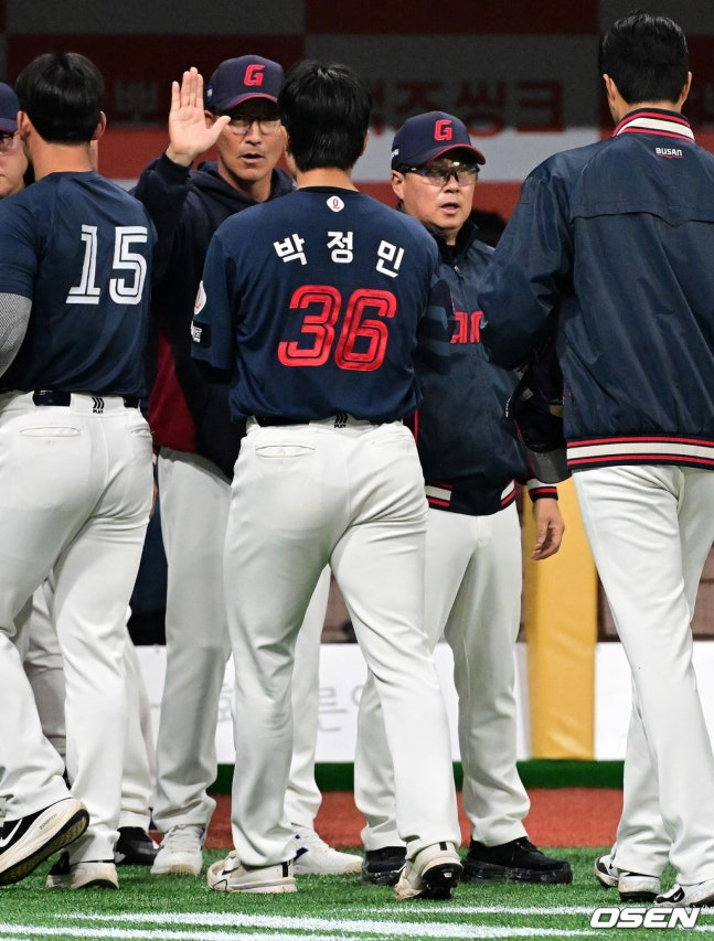 하이파이브를 하고 있는 김태형 감독.