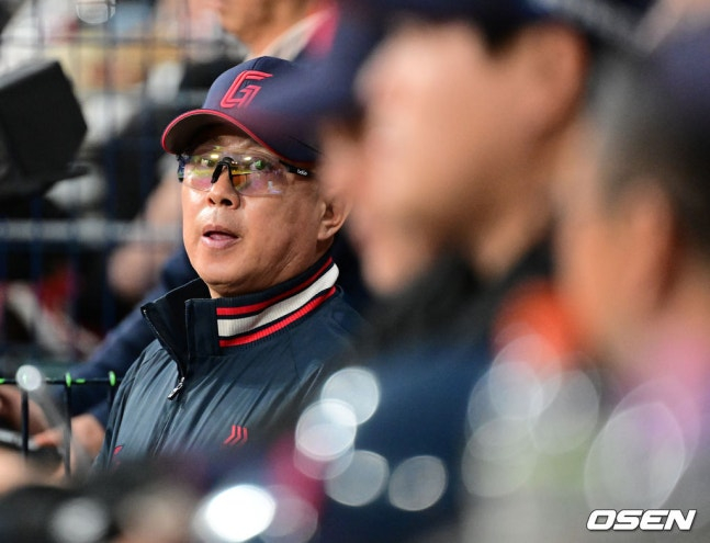 11일 경기를 지켜보는 김태형 감독.