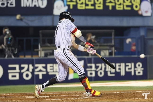 LG 박해민이 11일 잠실 SSG전 8회말 무사 1, 2루서 번트 대신 강공으로 좌익선상 2타점 적시 2루타를 쳤다. /사진=LG 트윈스 제공
