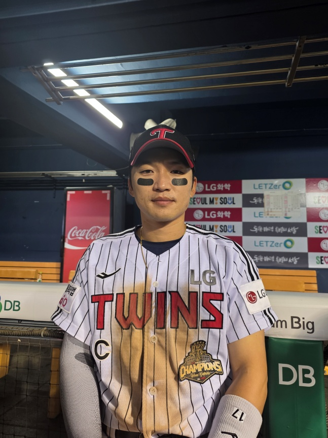 LG 박해민이 11일 잠실 SSG전을 승리로 이끌고 취재진의 인터뷰에 응하고 있다. /사진=김동윤 기자