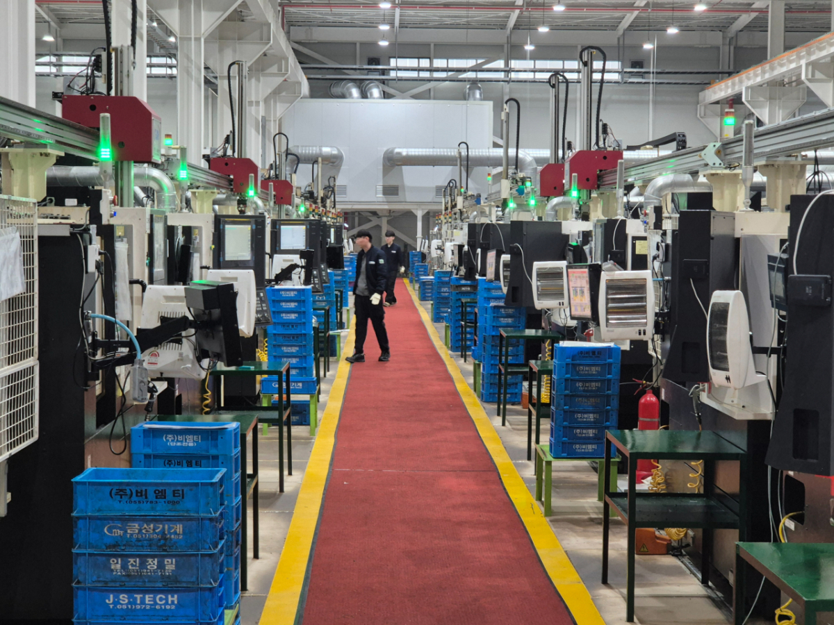 비엠티의 소형 계장용·반도체용 피팅·밸브 공장에서 CNC가 가동중인 모습./사진=김평화 기자