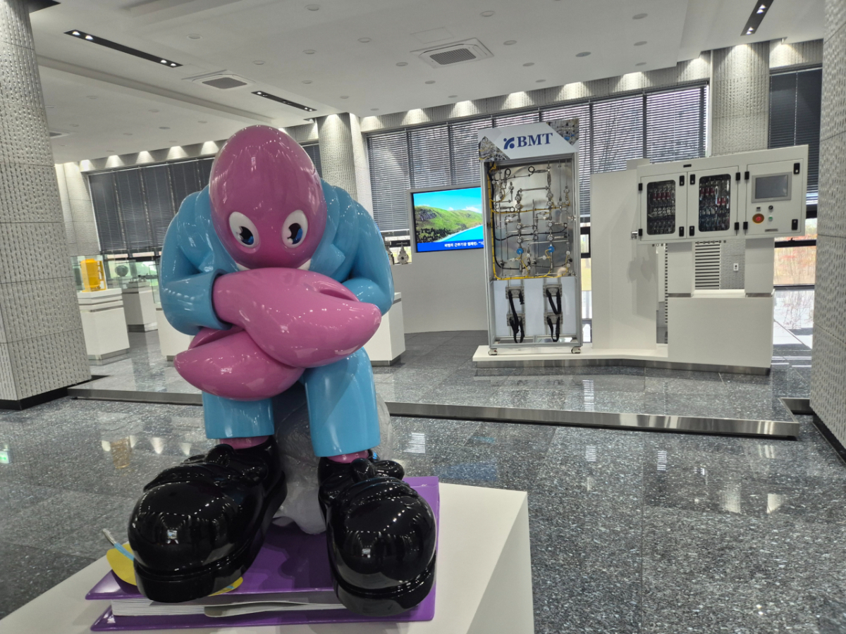 비엠티 사무동 1층 갤러리처럼 꾸며진 공간. 유명작품들과 비엠티 제품들이 어우러져 있다. 앞쪽 작품은 '차세대 앤디워홀'로 평가받는 필립 콜버트의 '랍스터 온 스컬'/사진=김평화 기자