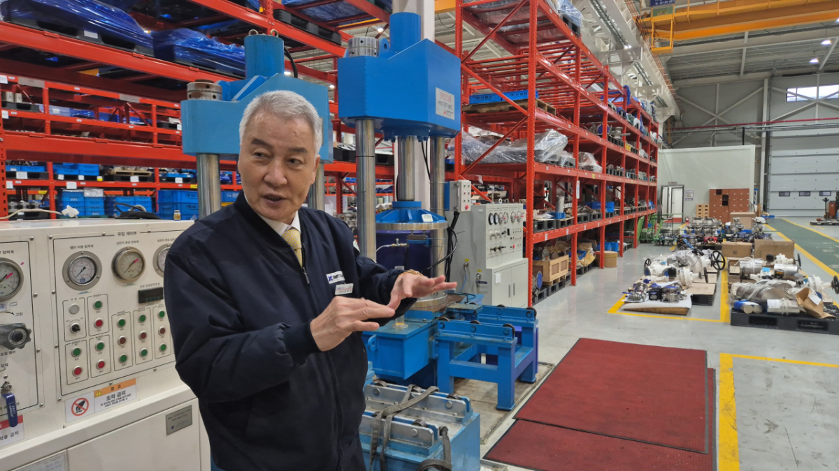 윤영찬 비엠티 대표가 공장 내부에서 공정 과정을 설명하고 있다./사진=김평화 기자