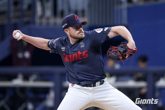 역투하는 비슬리. /사진=롯데 자이언츠