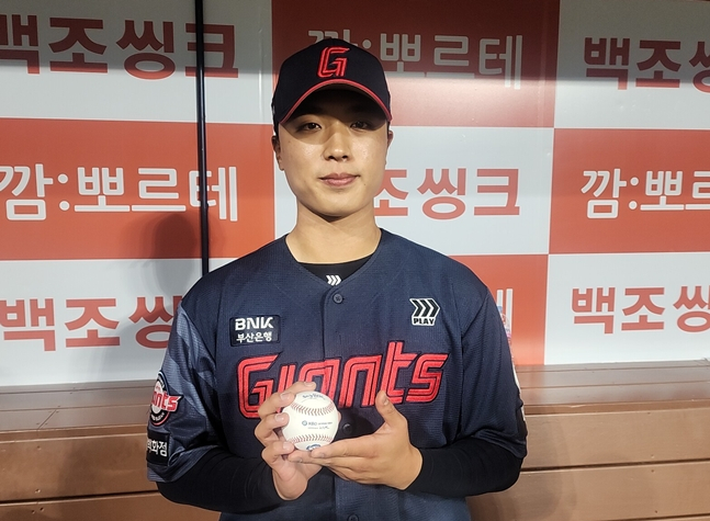 승리 기념구를 들고 기념 촬영을 하고 있는 박정민. /사진=박수진 기자