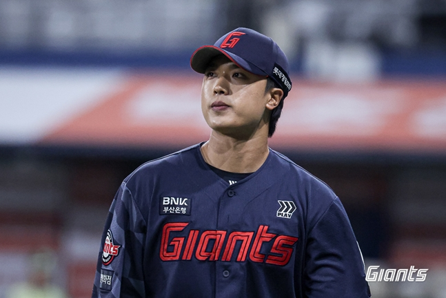 롯데 원정 팬이 있는 3루측을 바라보는 박정민. /사진=롯데 자이언츠