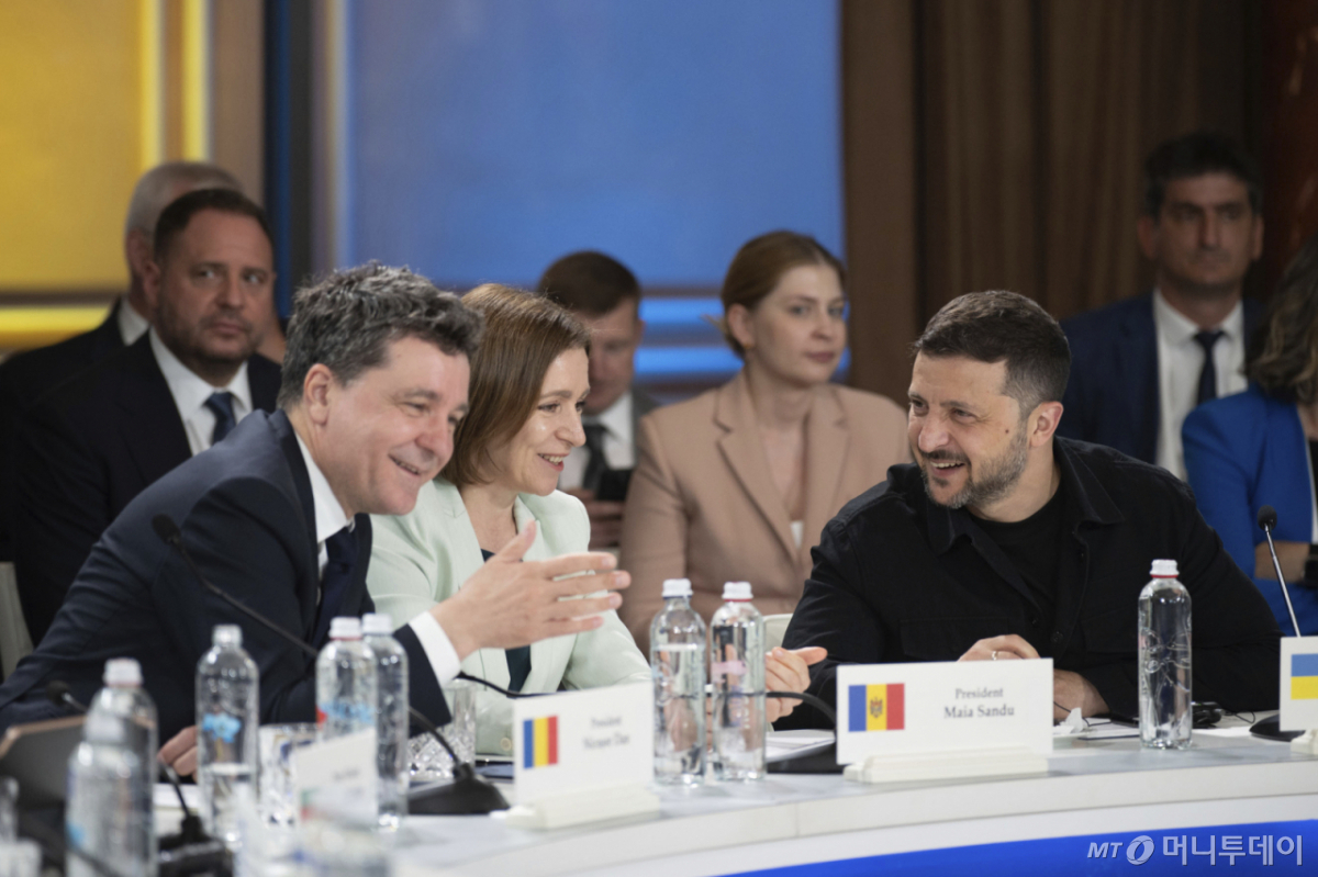 [오데사=AP/뉴시스] 2025년 6월11일(현지 시간) 우크라이나 오데사에서 열린 제4차 우크라이나-동남유럽 정상회의에서 (왼쪽부터) 니큐쇼르 단 루마니아 대통령, 마이아 산두 몰도바 대통령, 볼로디미르 젤렌스키 우크라이나 대통령이 대화하고 있다. 루마니아와 몰도바는 국기 디자인이 비슷할 정도로 공통점이 있다. 2025.06.12.  /사진=민경찬