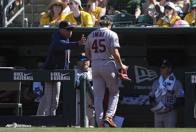 이마이를 위로하는 휴스턴 코칭스태프. /AFPBBNews=뉴스1