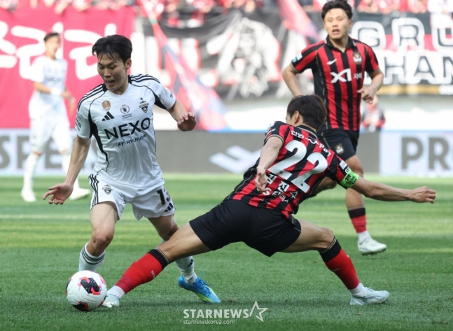 김진수(오른쪽)가 강상윤의 돌파를 막고 있다. /사진=김진경 대기자