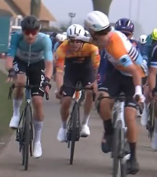 키안 와츠(오른쪽)가 경기 중 상대 선수의 머리를 주먹으로 가격한 뒤 분이풀리지 않은 듯 소리치고 있다. /사진=데일리메일 갈무리