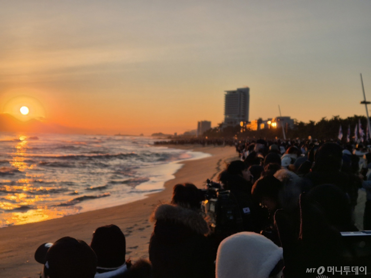 2026년 병오년(丙午年) 새해 첫날인 1일 강원 강릉시 경포해변에서 해가 수평선 위로 떠오르자 시민과 관광객들이 스마트폰으로 장관을 담고 있다./사진=뉴스1