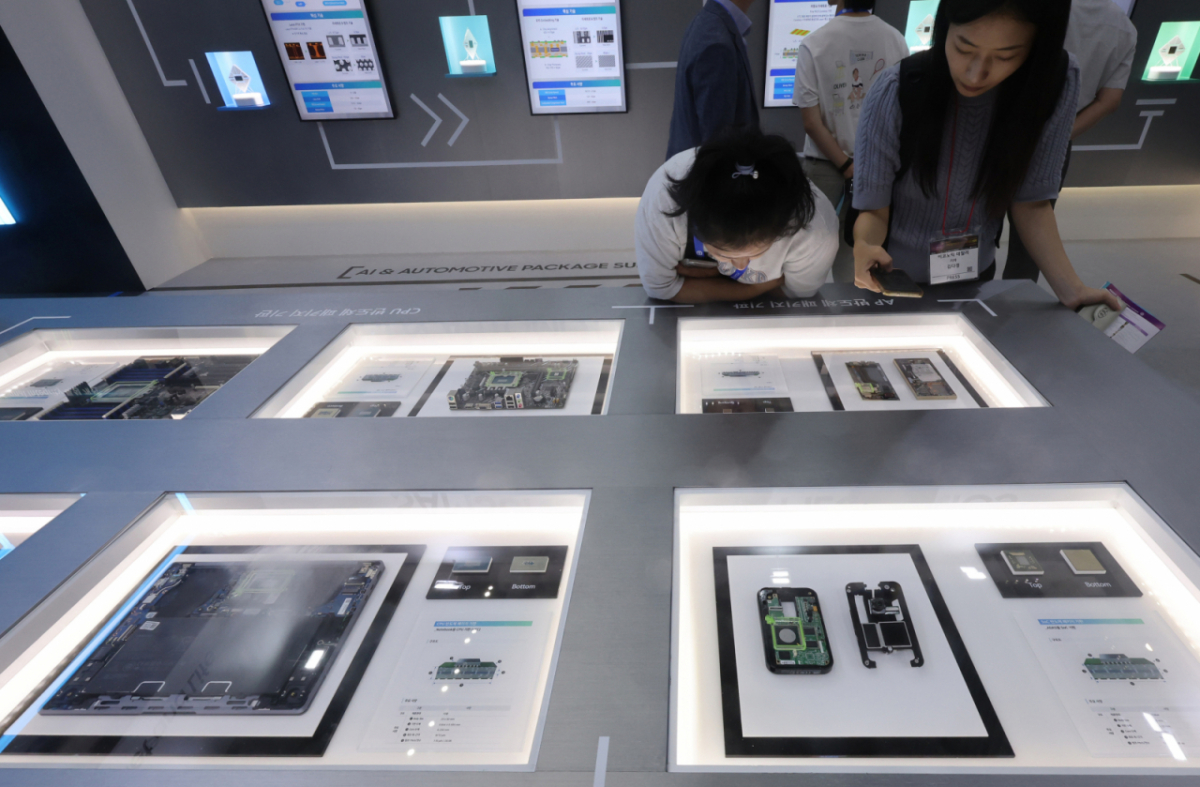 [인천=뉴시스] 전진환 기자 = 4일 오전 인천 연수구 송도컨벤시아에서 열린 '제22회 국제 첨단 반도체 기판 및 패키징 산업전'을 찾은 관람객들이 삼성전기 부스에서 반도체 패키지 기판을 살펴보고 있다. 2025.09.04. amin2@newsis.com /사진=전진환