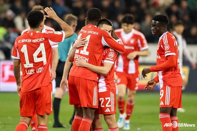 12일(한국시간) 독일 함부르크의 밀레른토어 슈타디온에서 열린 2025~2026 분데스리가 29라운드 장크트파울리전이 끝난 뒤 바이에른 뮌헨 선수들. /AFPBBNews=뉴스1