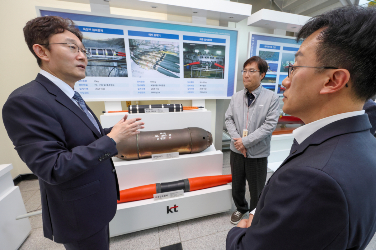 박윤영 KT 대표가 KT국제통신센터의 국제해저케이블 전시실에서 KT의 해저케이블 인프라와 육양국 접속 및 연결 현황을 확인하고 있다.